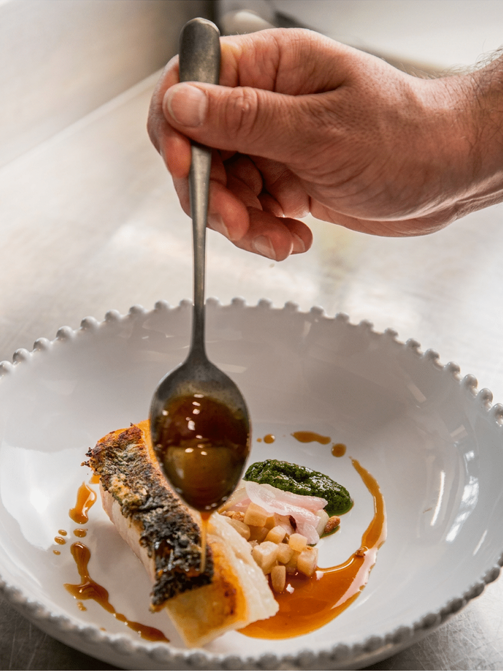 Préparation d'un plat au Bistrot de la Gare